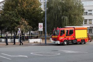 Prancūzijos mokykla, kur buvo nužudytas mokytojas, sulaukė grasinimo dėl sprogmenų
