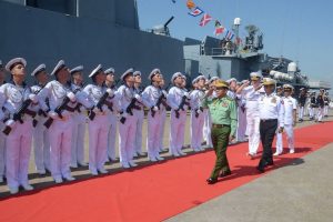Rusijos karinio jūrų laivyno vadas pradėjo bendras pratybas Mianmare