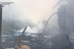 Vilniuje atvira liepsna dega namas