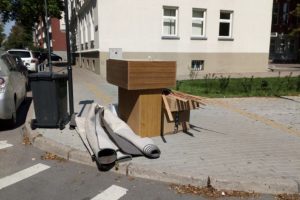 Uostamiesčio gyventojai piktinasi: nereikalingi daiktai paliekami gatvėje
