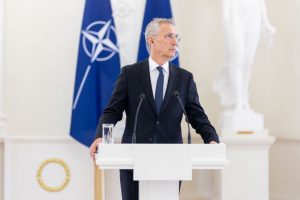 J. Stoltenbergas: NATO neplanuoja siųsti karių į Ukrainą