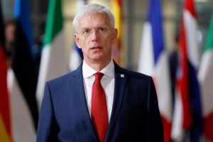 Latvijos premjeras prezidentui įteikė atsistatydinimo pareiškimą