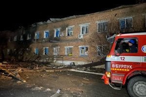 Ukrainos ministerija: okupantai smogė medicinos įstaigai, sužeisti keturi žmonės