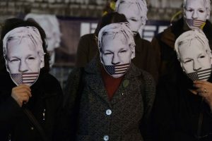 JAV „svarsto“ Australijos prašymą nutraukti J. Assange'o persekiojimą