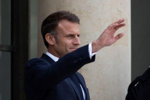 Prancūzijos prezidentas išvyksta į riaušių apimtą Naująją Kaledoniją