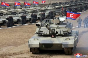 Šiaurės Korėjos lyderis pristatė ir vairavo naują kovinį tanką