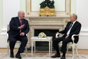 A. Lukašenka V. Putinui skundėsi, kad jo šalis jaučia Vakarų grėsmę: labiausiai neramina Lenkija