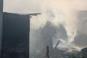 Telšiuose ugniagesiai iš namo išnešė moterį, jos atgaivinti nepavyko (atnaujinta)