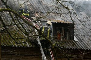 Vilniuje užsiliepsnojo dviaukštis namas – dūmais apsinuodijo žmogus (papildyta)