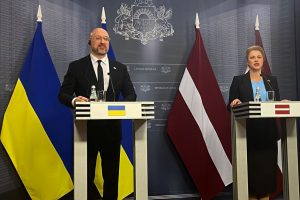 Premjerė: Latvija šiemet į Ukrainą išsiųs dronų už 10 mln. eurų