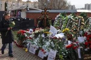 Stačiatikių tradicija: praėjus 40 dienų po A. Navalno mirties šalininkai rinkosi prie jo kapo