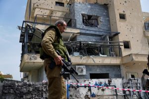 Izraelis sako tęsiantis pasirengimą karui prie Libano sienos