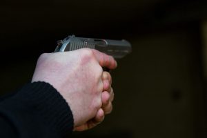 Kauno rajone po konflikto su sutuoktine vyras apšaudė į įvykio vietą atvykusius pareigūnus