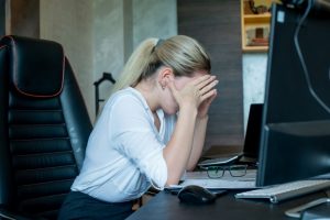 Apklausa: stresą ir nerimą darbe patiria 79 proc. lietuvių
