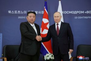 Pietų Korėjos gynybos ministras: Šiaurės Korėja jau išsiuntė Rusijai 7 tūkst. konteinerių šaudmenų