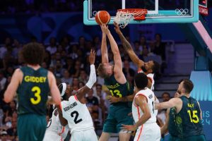 Australus įveikę kanadiečiai užsitikrino vietą kitame olimpinio krepšinio turnyro etape