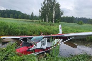 Prie Rygos avariniu būdu nusileido nedidelis lėktuvas: sužeistas Lietuvos pilietis 