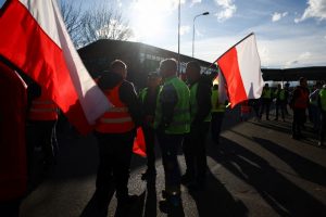 Ukrainos premjeras: Lenkijos ūkininkų blokada netrukdo pristatyti ginklų į Kyjivą