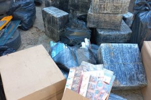 Išaiškintas prekybos kontrabandiniais gaminiais „taškas“: rasta per 15 tūkst. pakelių rūkalų