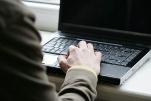 Internetiniai sukčiai tęsia atakas: iš vyro per kelias valandas išviliojo net 10 tūkst. eurų