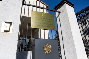 Vilniuje sulaikytas į Rusijos ambasadą butelius su degiu skysčiu svaidęs vyras