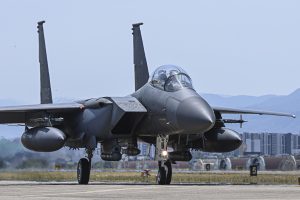 JAV į bendras su Pietų Korėja surengtas oro pajėgų pratybas pasiuntė tolimojo nuotolio bombonešį