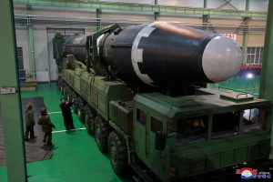 Šiaurės Korėja grasina branduoline ataka, paleido balistines raketas