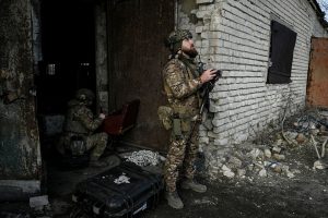 ISW: Ukraina tikriausiai nusprendė atitraukti iš Bachmuto dalį karių