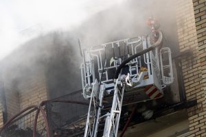 Panevėžyje degė daugiabutis, įtariamas padegimas