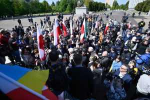 Varšuvoje aktyvistai neleido rusų ambasadoriui padėti gėlių prie memorialo sovietų kariams