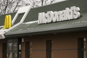 „McDonalds“ dalins nemokamus mėsainius: internautai prognozuoja spūstis