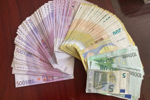 Muitininkai sulaikė 56 tūkst. eurų kontrabandą: pinigai slėpti po keptuve