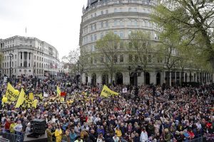 Tarp prieš karūnavimą JK suimtų protestuotojų – antimonarchistai