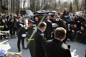 Maskvoje į nužudyto tinklaraštininko laidotuves susirinko šimtai žmonių