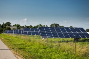 Teismo prašymu KT vertins komercinių saulės projektų apribojimą iki 2 GW