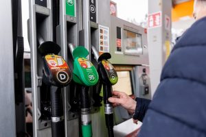 LEA: benzinas per savaitę Lietuvoje atpigo vienu centu, dyzelino kaina nesikeitė
