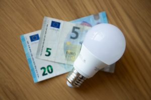 Vasarį didmeninė elektros kaina Lietuvoje mažėjo 36 proc.