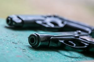 Panevėžyje daugiabučio namo rūsyje rastas pistoletas