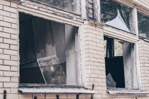 Panevėžyje apgadinti mokyklos langai, Vilkaviškyje – seniūnijos