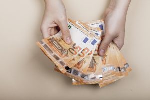 Lietuvos bankas siūlo MMA didinti 10 proc. – iki 1016 eurų 