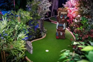 „Megoje“ – dar daugiau pramogų šeimai: duris atvėrė „Jungle Monkeyz Adventure Golf“