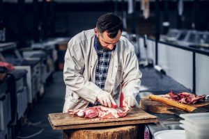 Maisto ir veterinarijos tarnyba uždraudė nelegalaus mėsos išpjaustymo cecho veiklą