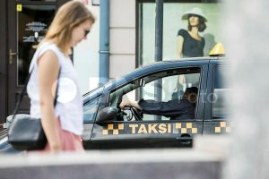 Komitetas: trečiųjų šalių vairuotojų taksi ir pavežėjų versle neliktų nuo 2025 metų