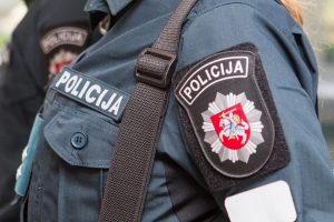 Jonavos rajone automobilis kliudė policininkę