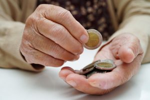Seimas spręs, kada išankstinės pensijos gavėjams atstatyti visą pensiją