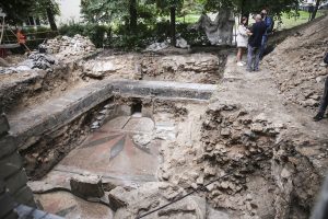 Kasinėjant Vilniaus Didžiosios sinagogos liekanas atidengta moterų zona, baseinai