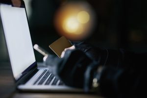 Internetiniai sukčiai nerimsta – į jų pinkles pakliuvo ir Joniškio rajono gyventoja 