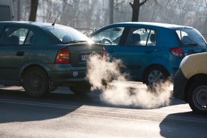 Iš aplinkosaugininkų siūloma atimti teisę dėl taršos tikrinti lengvuosius automobilius