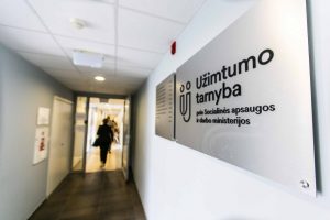 Užimtumo tarnyba: startuoja vieno langelio principu veiksiantis konsultavimas iš užsienio grįžusiems lietuviams