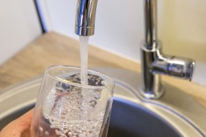 „Vilniaus vandenys“ kviečia vaišinti klientus vandeniu iš čiaupo – siūlys kompensacijas